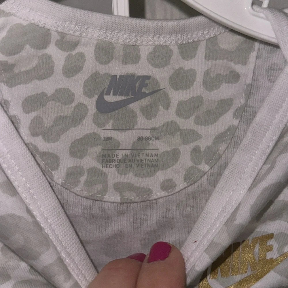 Nike Baby Girl Toddler Leopard Gray Pink Outfit Onesie Pants 18M NWT - Picture 3 of 3